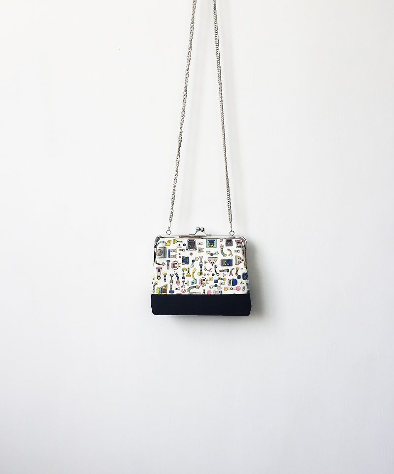 robot silver clasp frame bag/with chain/ cosmetic bag - กระเป๋าคลัทช์ - ผ้าฝ้าย/ผ้าลินิน ขาว