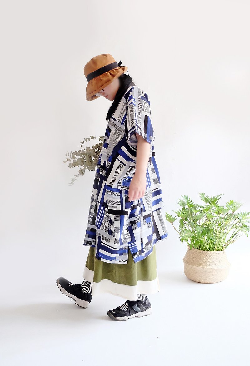 Japanese-style wide V-neck square garment, glaze blue irregular patchwork pattern - Women's Tops - Cotton & Hemp Blue