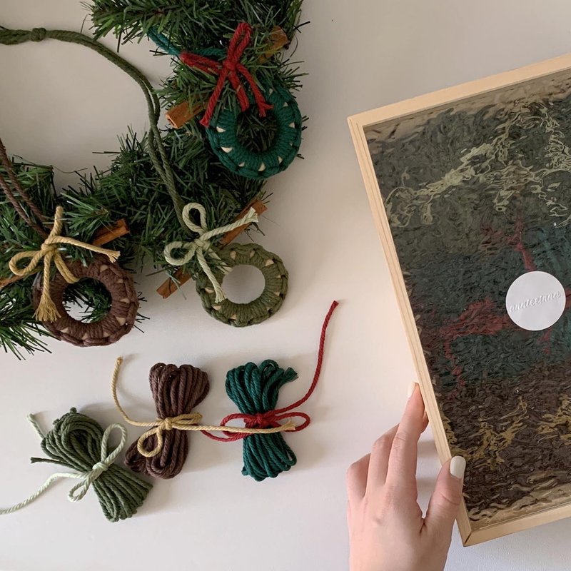 【 DIY KIT 】Macrame 編織聖誕環吊飾小卡 材料包 l 全程影片 - 編織/刺繡/羊毛氈/縫紉 - 棉．麻 多色