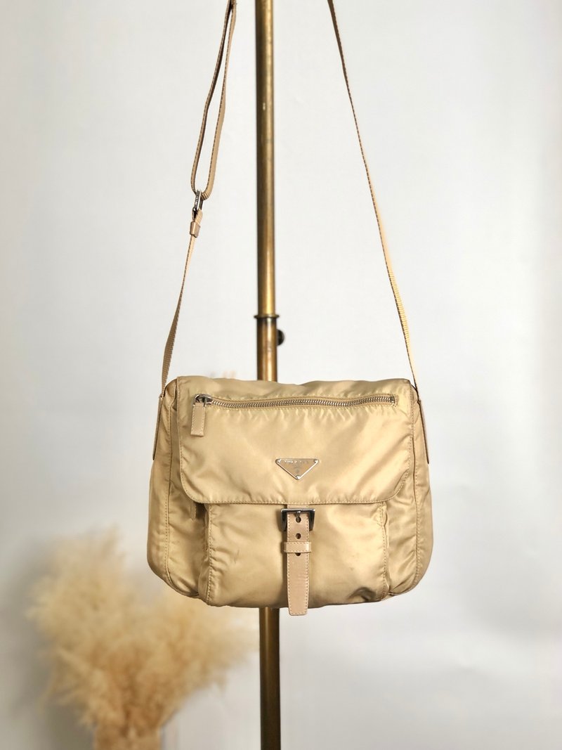 【 日本直送　名牌中古包 】PRADA プラダ ショルダーバッグ ベージュ トライアングルロゴ フロントバックル ナイロン vintage 3xtwc7 - 側背包/斜背包 - 尼龍 咖啡色
