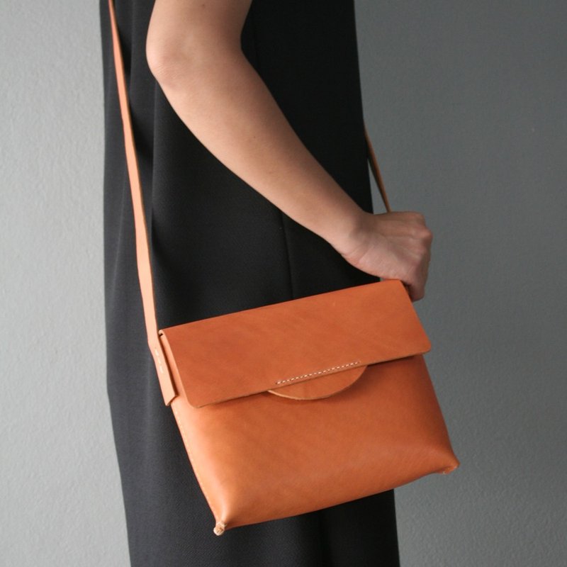Leather Shoulder Bag / Caramel Leather Crossbody Bag - 側背包/斜背包 - 真皮 咖啡色