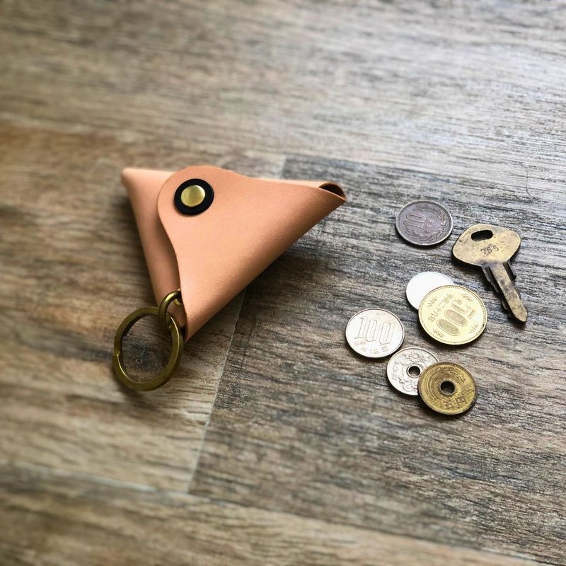 【Takumicsタクミクス】Krepu Triangle Coin Case - กระเป๋าใส่เหรียญ - หนังแท้ สีกากี