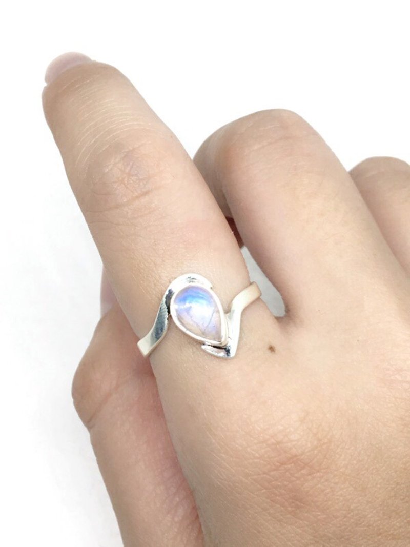 月光石925純銀曲線設計戒指 尼泊爾手工鑲嵌製作 (粉絲回饋款2) - 戒指 - 寶石 藍色