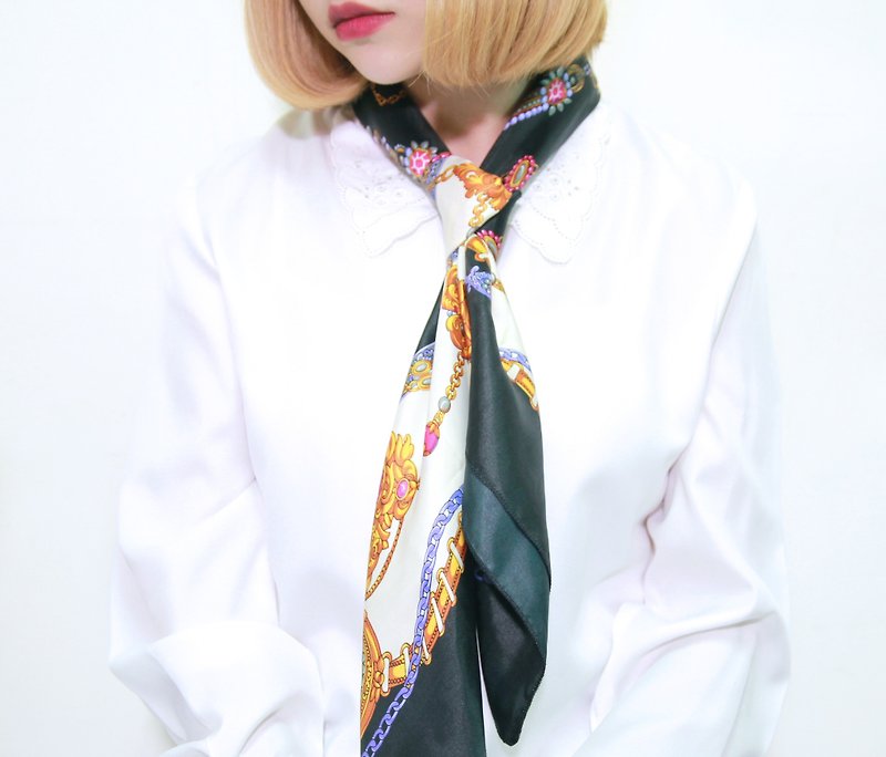Back to Green :: classical silk scarves and bow Pendant vintage scarf (SC-04) - ผ้าพันคอ - ผ้าไหม สีใส