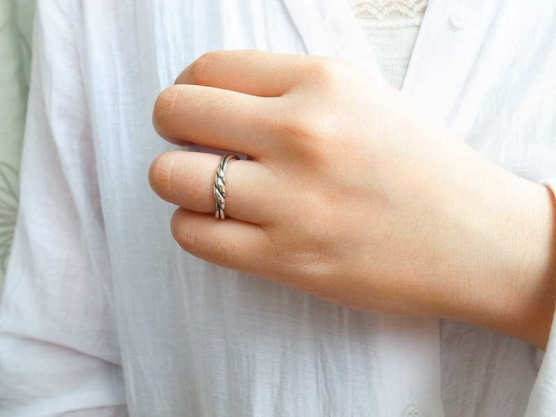 簡約麻花雕紋純銀戒指 925純銀飾 - 戒指 - 其他金屬 銀色