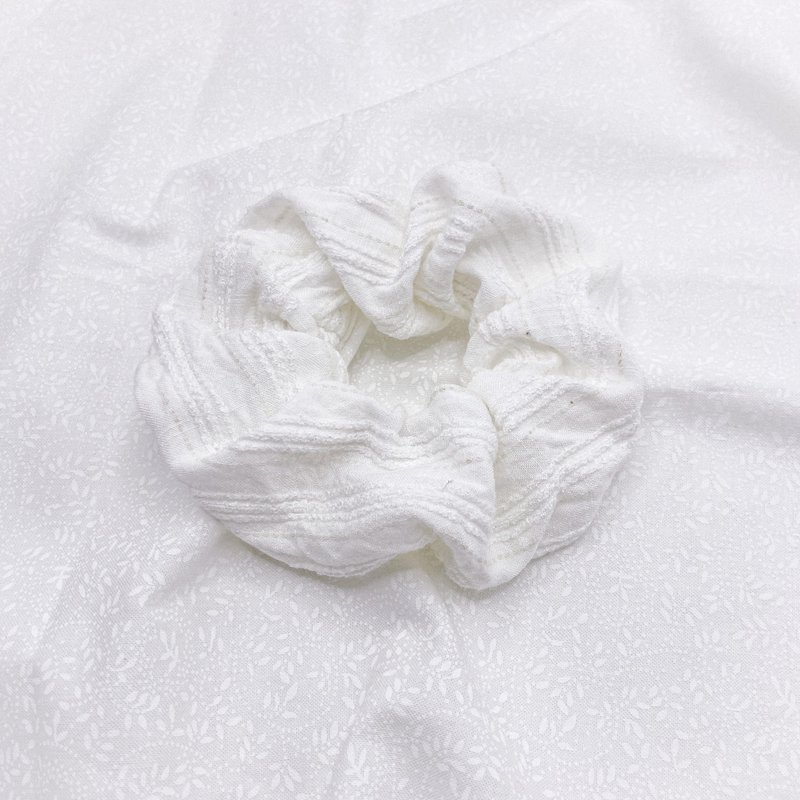 Handmade Imported Fabric Classic Scrunchie - Whisper White - เครื่องประดับผม - ผ้าฝ้าย/ผ้าลินิน ขาว