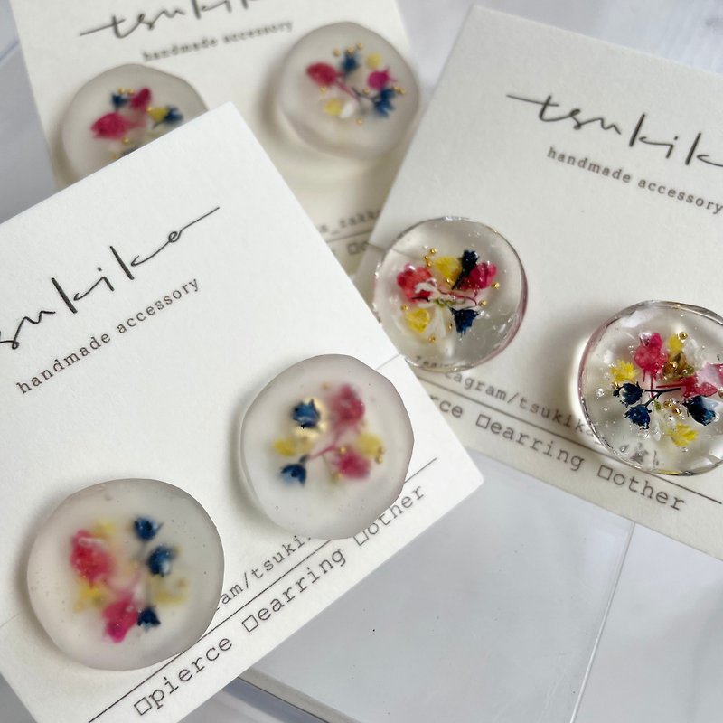 Matte Embossed Flower Earrings/Dry Flower Earrings/Japanese Resin/Handmade Jewelry/ Clip-On/Ear Pin - Earrings & Clip-ons - Resin 