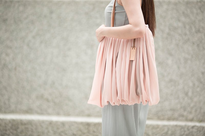 vingt six pink classic skirt bag \ can be used as a shoulder bag portable dual purpose - กระเป๋าแมสเซนเจอร์ - เส้นใยสังเคราะห์ สึชมพู
