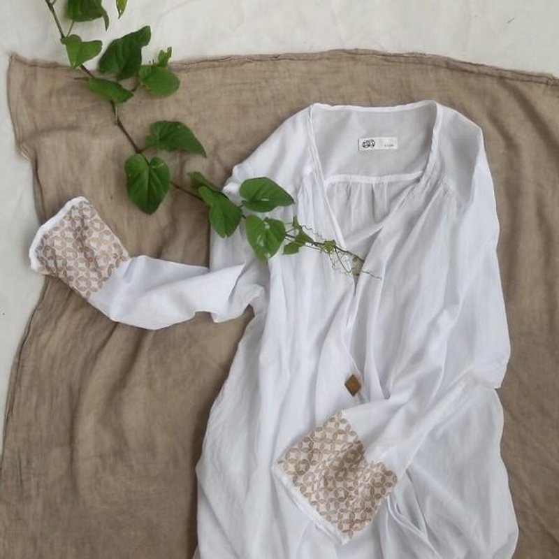 Kashukuru blouse of block print [Order production] - เสื้อเชิ้ตผู้หญิง - ผ้าฝ้าย/ผ้าลินิน ขาว