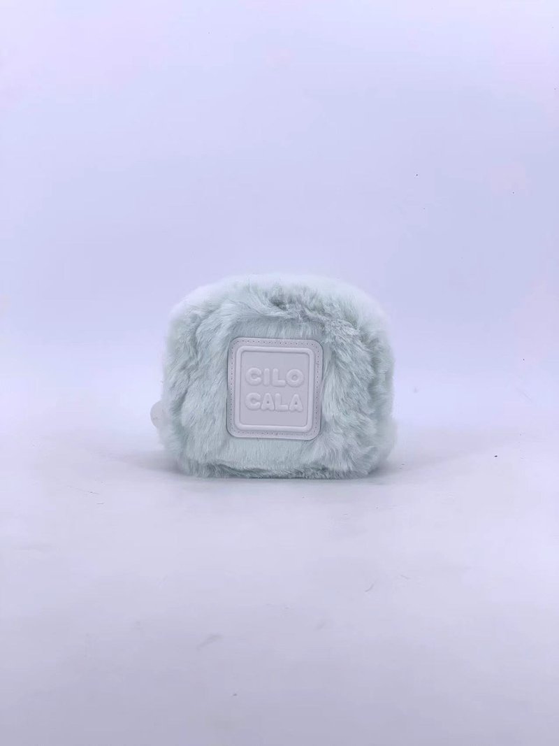 Fur Turqoise Square pouch - กระเป๋าเครื่องสำอาง - วัสดุอื่นๆ 