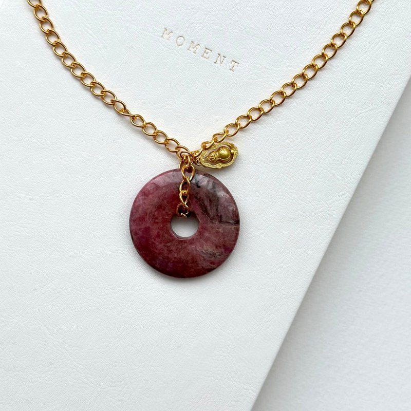 【Peace】Rhodonite nostalgic peace buckle gold-plated necklace broadens the mind and eliminates clutter - สร้อยคอ - เครื่องประดับพลอย หลากหลายสี