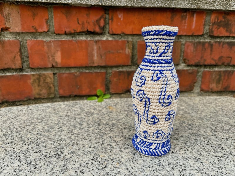 Rutu Teng Begonia Vase Blue and White Porcelain Style Hand-woven Flower Arrangement - Pottery & Ceramics - Cotton & Hemp White