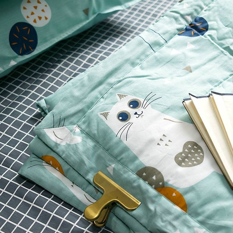 Hanada 喵 original hand-painted cat air conditioning thin quilt blanket to increase double children's room home bedding - ผ้าห่ม - ผ้าฝ้าย/ผ้าลินิน สีเขียว