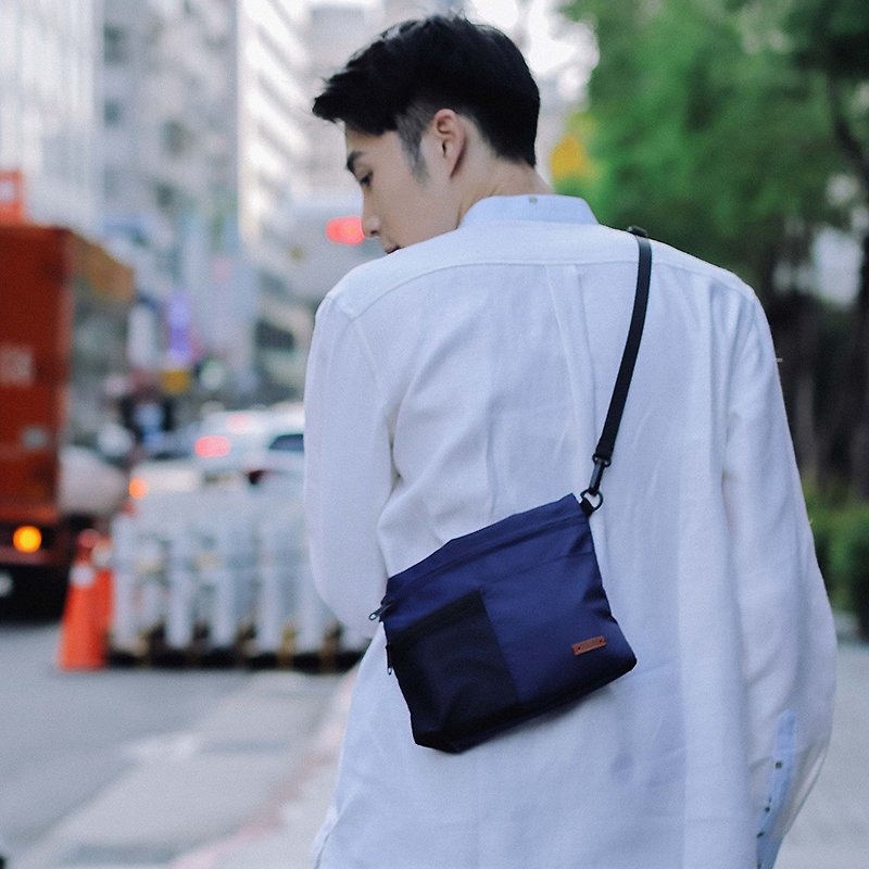 【男友禮物】防潑水多口袋旅行斜背側背小包│深藍/畢業禮物 - 側背包/斜孭袋 - 聚酯纖維 藍色