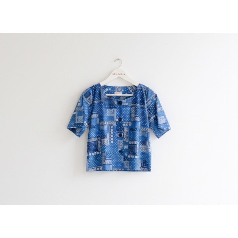 Blue square-neck shirt with patchwork pattern. - 女上衣/長袖上衣 - 棉．麻 藍色