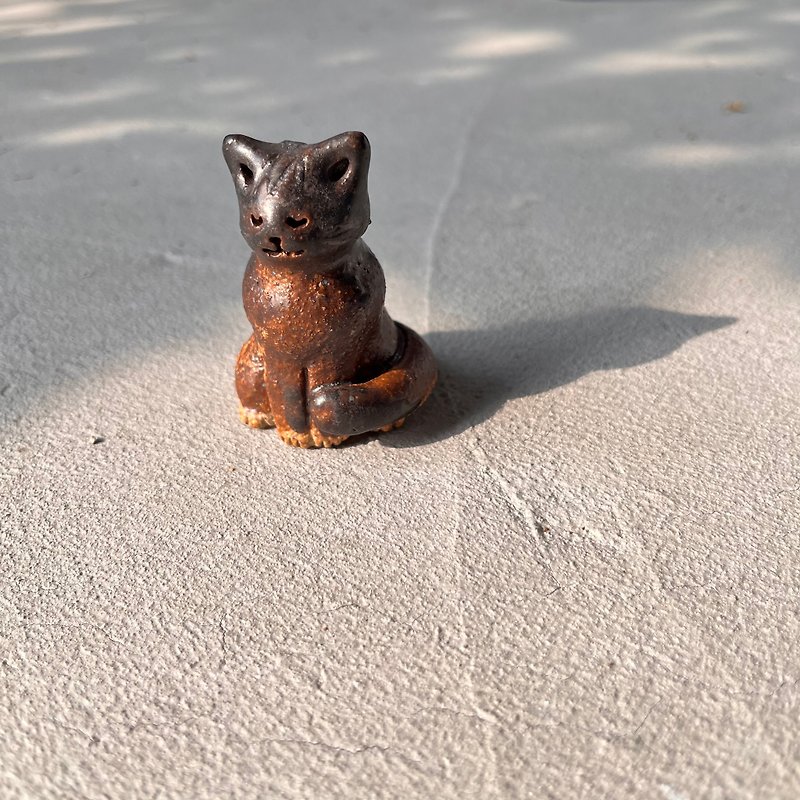 Cat with eyes closed and calm / pottery doll - ของวางตกแต่ง - ดินเผา สีนำ้ตาล
