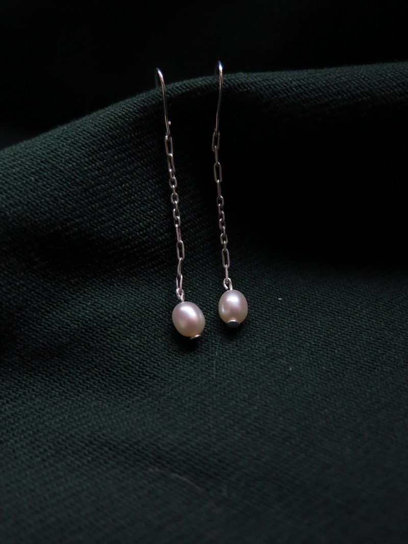 Make an elegant turn around pearl earrings - ต่างหู - เงิน สีเงิน