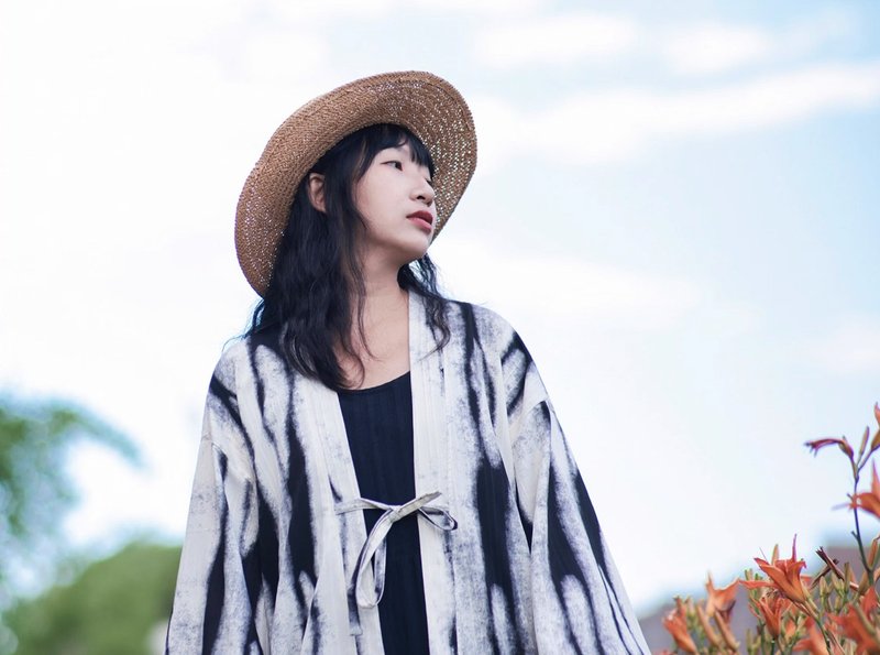 Japanese-style black and white striped tie-dye literary Zen Taoist robe kimono tie cardigan feather jacket - Women's Tops - Other Materials White