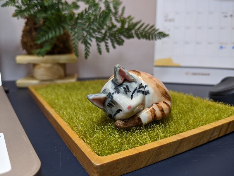 眠っているタオ三華猫の巣 - 置物 - 磁器 多色