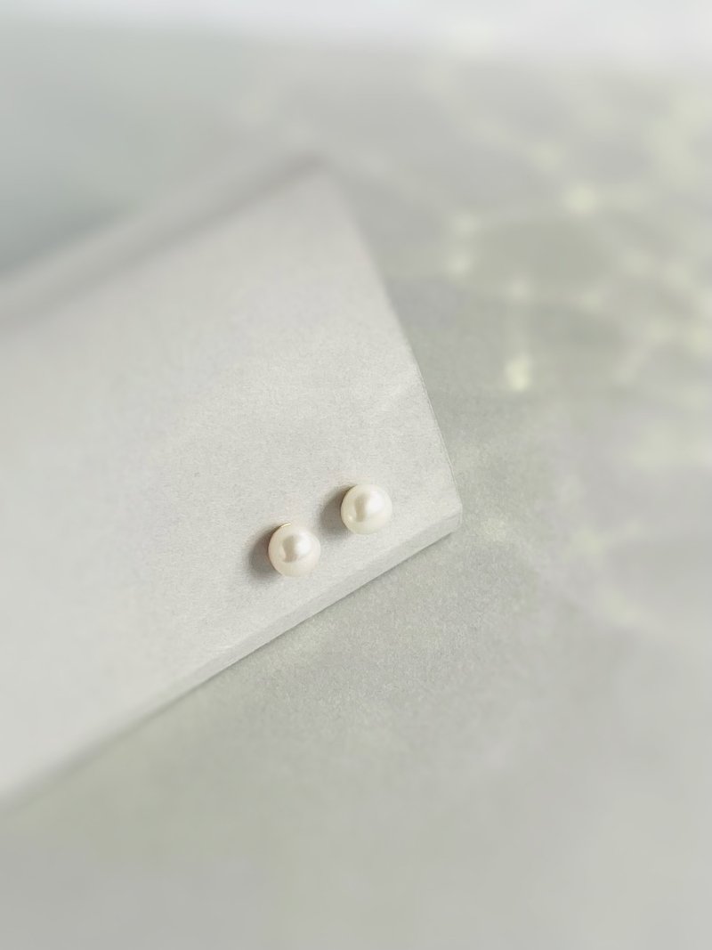 淡水パールの一粒ピアス/パール/一粒ピアス/一粒/シンプル/淡水パール/シルバー925/母の日/ギフト - 耳環/耳夾/耳骨夾 - 珍珠 白色