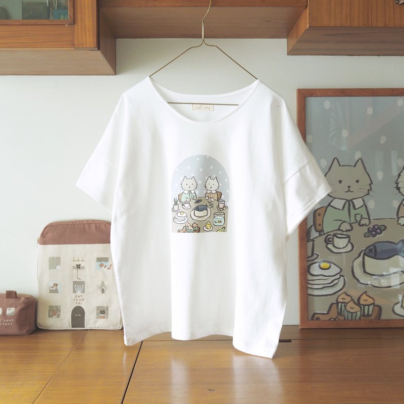 cats dinner print t-shirt : off-white - เสื้อยืดผู้หญิง - ผ้าฝ้าย/ผ้าลินิน ขาว