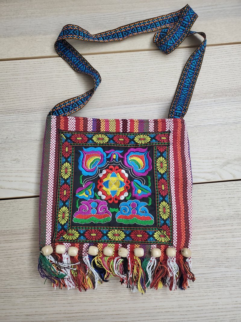 有禮貌穿搭 民族風 刺繡圖騰 流蘇款 側背包 - 側背包/斜背包 - 棉．麻 多色