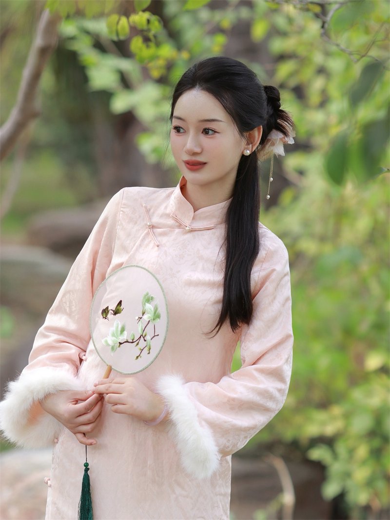 肉桂粉色 日常民國風高端復古加絨旗袍 淡粉菱花圖提花新中式洋裝 - 旗袍/改良式旗袍 - 聚酯纖維 粉紅色