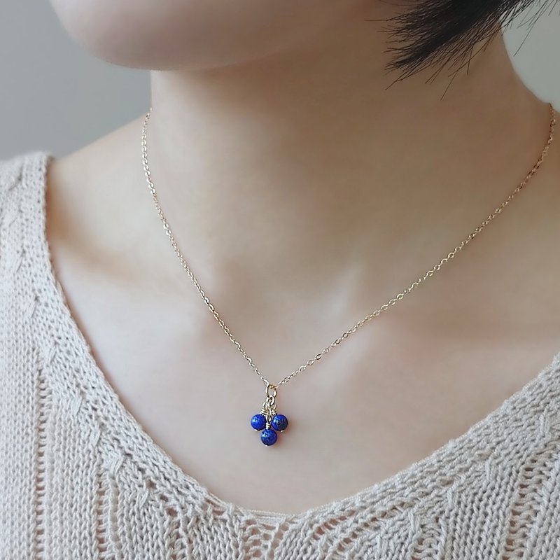 Lapis Lazuli Indigo Blue Triple Beads Charm Dainty 14Kgf Necklace - สร้อยคอ - เครื่องเพชรพลอย สีน้ำเงิน