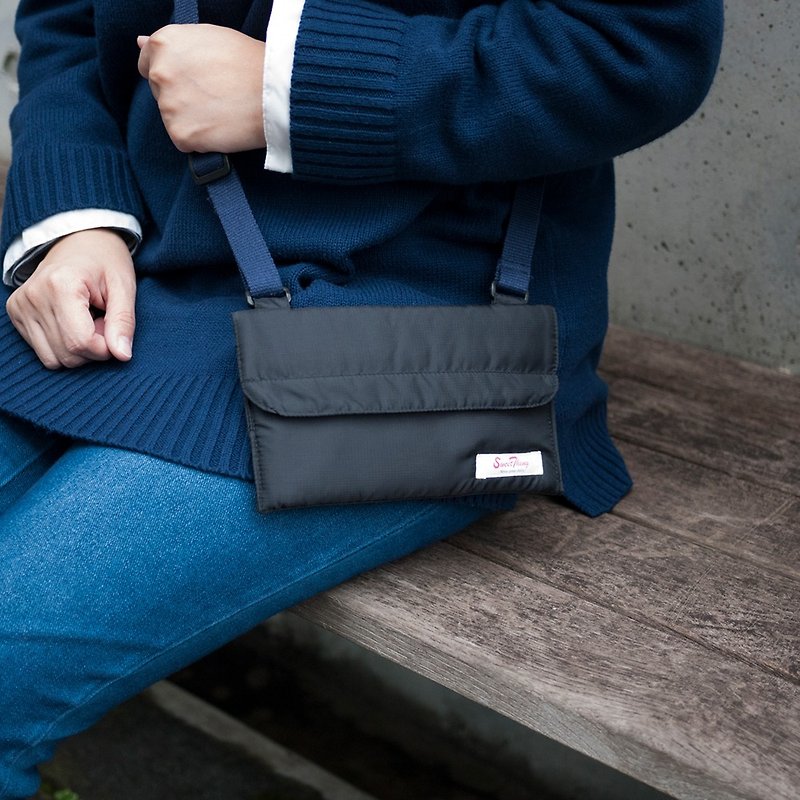 Burdenless cross-body mobile phone bag - classic black - กระเป๋าแมสเซนเจอร์ - วัสดุกันนำ้ สีดำ
