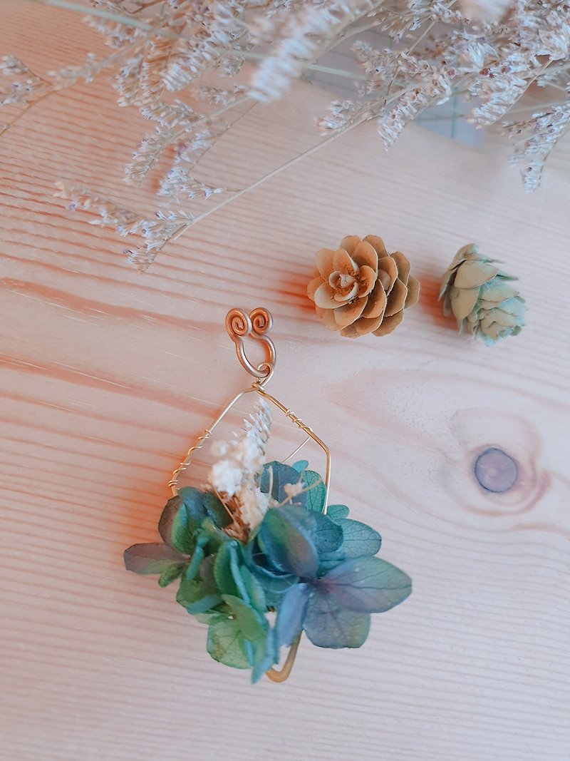 Painless Clip-On/ no flower handmade earrings (single) - Earrings & Clip-ons - Plants & Flowers 
