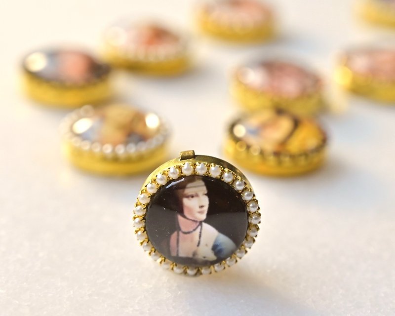 ボタンカバー 手作りボタン飾り ～シックでエレガント～ 名画シリーズ オコジョを抱く女 - ブローチ - 真珠 多色