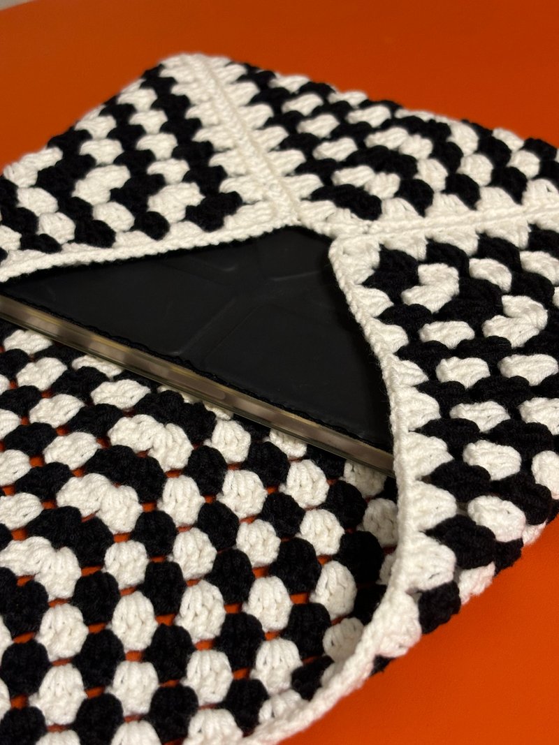 Handmade crocheted flat protective bag/book bag - กระเป๋าถือ - ผ้าฝ้าย/ผ้าลินิน หลากหลายสี