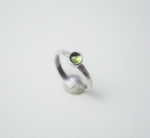 Ji Moi 簡單小石系列-橄欖石‧鍛敲‧純銀硫化染黑開放式戒指