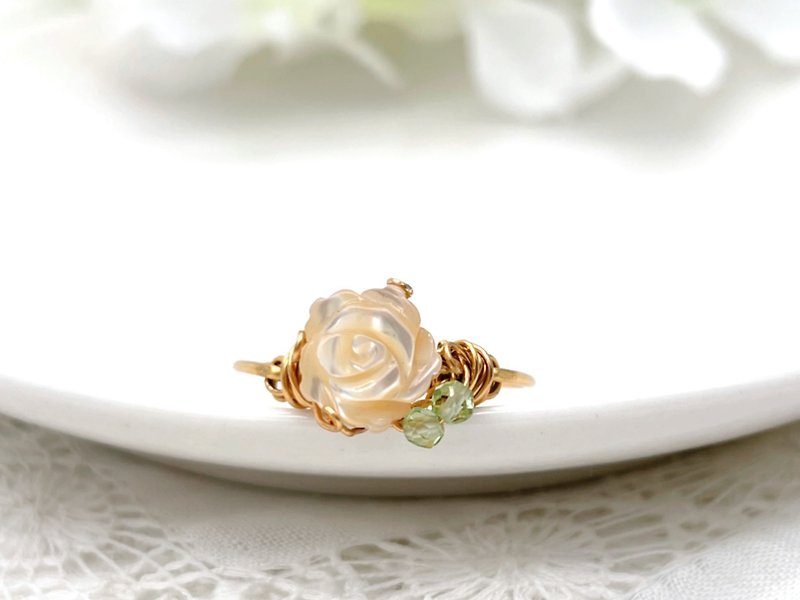 Maries garden rose - 珍珠母貝 × 橄欖石 玫瑰銅線戒指 - 戒指 - 貝殼 白色