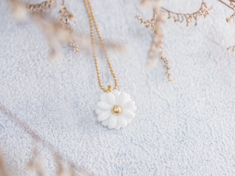 Daisy ~ white porcelain flower pendant ~ size Mini - 項鍊 - 陶 白色