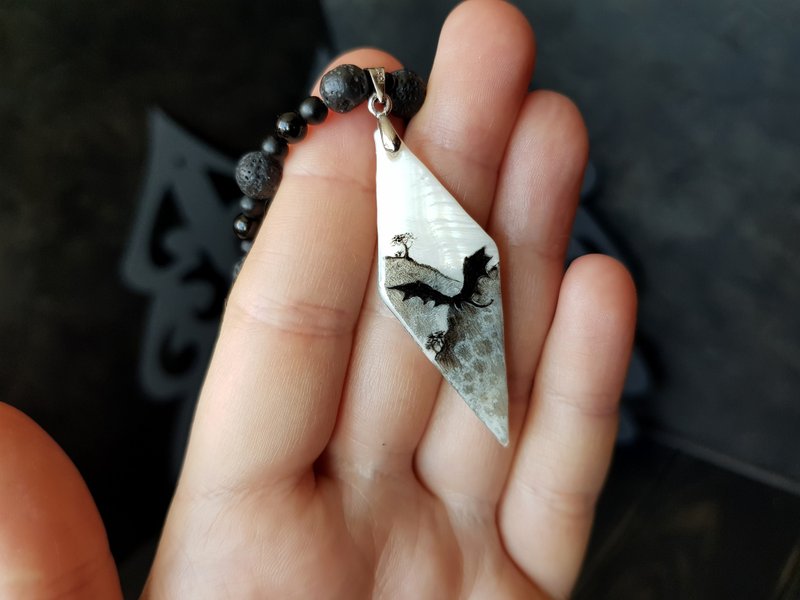 Dragon in the mountains necklace with love rune on the other side. Pearl pendant - 項鍊 - 珍珠 黑色