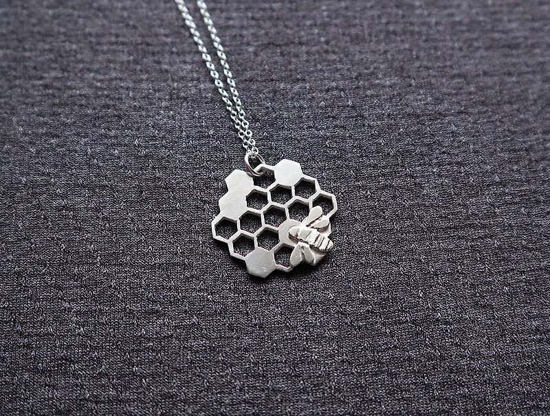Ni.kou sterling silver hive bee necklace - สร้อยคอ - โลหะ 