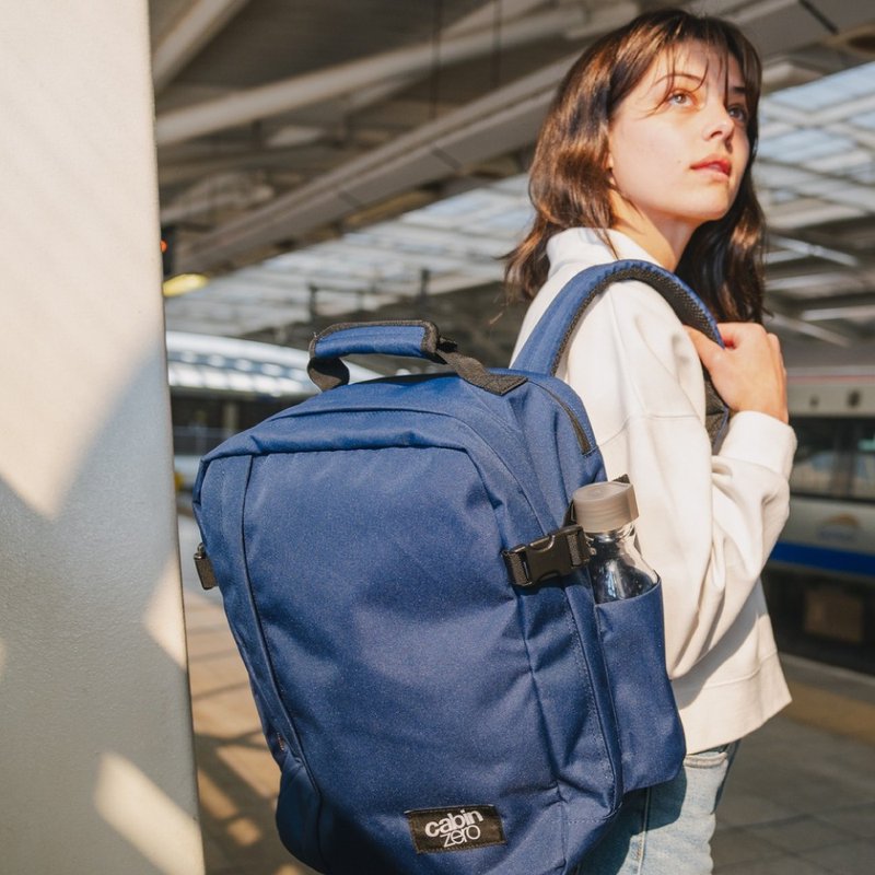 CabinZero British Light Travel Backpack 36L (Carrying Bag/Travel Bag) - กระเป๋าเดินทาง/ผ้าคลุม - วัสดุอื่นๆ หลากหลายสี