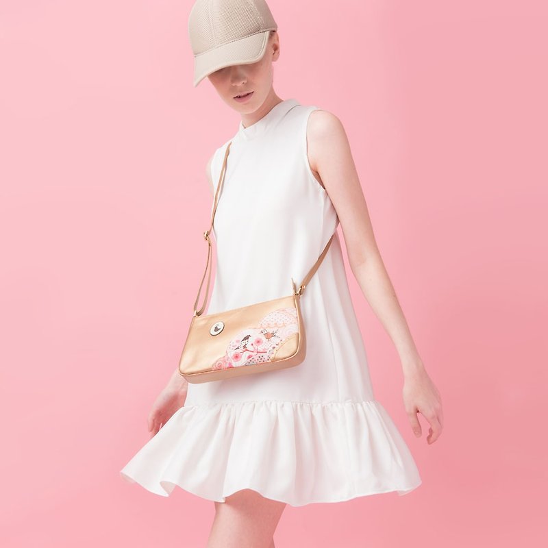 กระเป๋าสะพาย Cloudy Curve หนังแท้สี almond pearl ตกแต่งด้วยผ้าพิมพ์ลาย sakura doily - กระเป๋าแมสเซนเจอร์ - หนังแท้ สีกากี