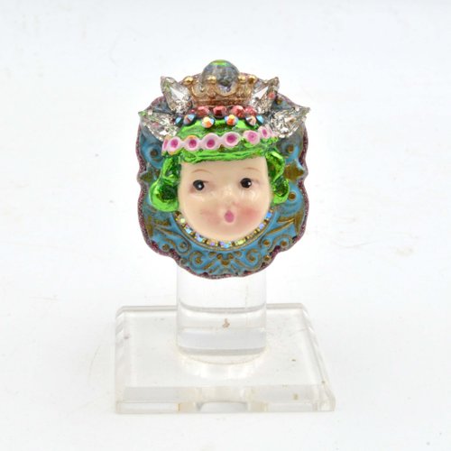 TIMBEE LO shop 立體金屬色綠髮娃娃黃銅戒指 綴水晶寶石裝飾巴洛克雕花框 全手工