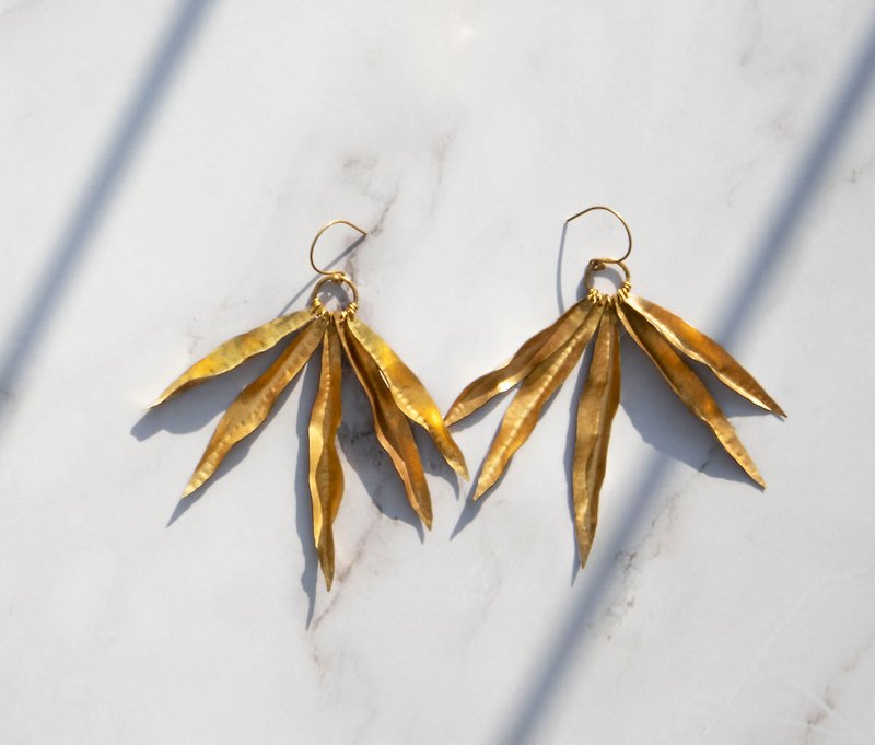 Hammered Texture Leaf Earrings - Handmade - Clip on - ต่างหู - ทองแดงทองเหลือง สีทอง