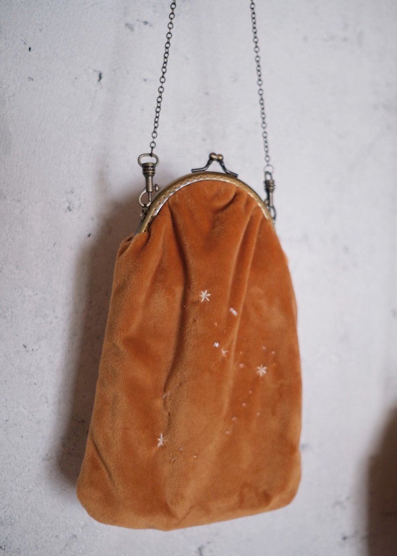 Velvet Garden_O / Hand-embroidered flannel tangerine kiss lock bag - กระเป๋าเครื่องสำอาง - วัสดุอื่นๆ 