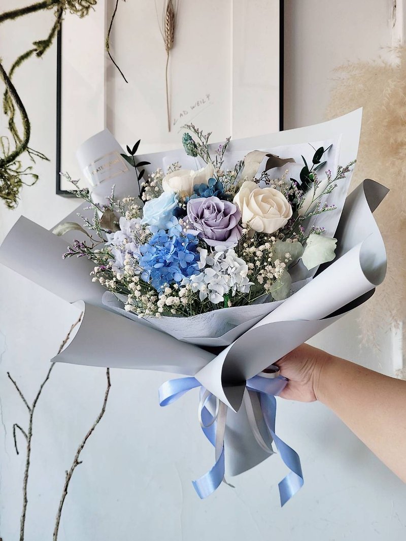 Haizang Design│ Textured Gray Blue Everlasting Rose Bouquet Graduation Bouquet Valentine’s Day Bouquet - ช่อดอกไม้แห้ง - พืช/ดอกไม้ สีน้ำเงิน