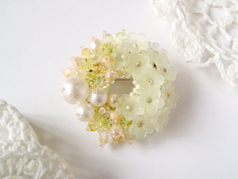 Spring Dream Mimosa wreath brooch - Brooches - Glass Yellow