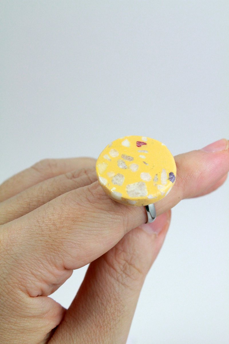 Round yellow grindstone adjustable ring - แหวนทั่วไป - ดินเหนียว สีเหลือง