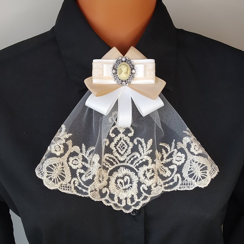 Jabot Victorian inspired. White golden beige bow tie brooch with cameo for women - เข็มกลัด - เส้นใยสังเคราะห์ สีดำ