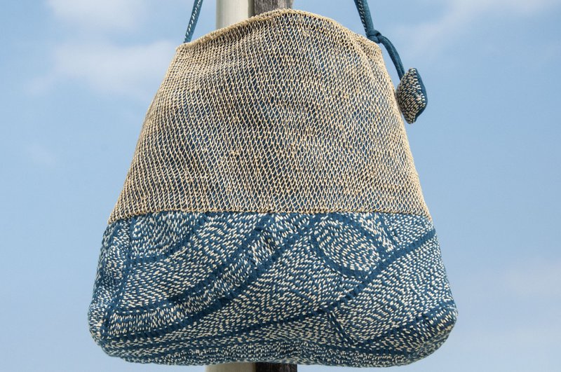 手縫純棉布側背包 葛根編織藤編托特包 手工刺繡肩背包 手縫藍染 - 側背包/斜背包 - 棉．麻 藍色
