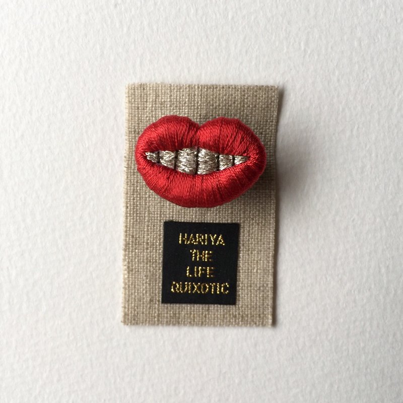 Lips lunch brooch - เข็มกลัด - ผ้าไหม สีแดง