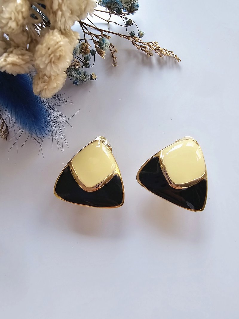 Triangular geometric black and white modern clip earrings/vintage jewelry/American antique jewelry - Earrings & Clip-ons - Other Materials 