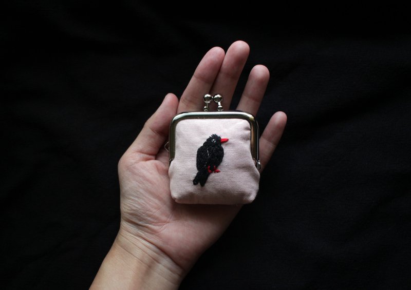 鳥類刺繡迷你口金包 / 紅嘴黑鵯 - 化妝包/收納袋 - 棉．麻 粉紅色